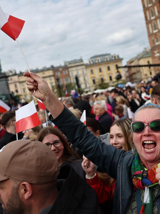 Anhänger des Präsidentschaftskandidaten und Warschauer Bürgermeisters Rafał Trzaskowski bei einer Wahlkampf-Kundgebung in Krakau.