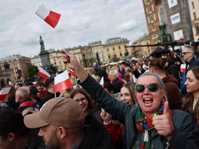 Anhänger des Präsidentschaftskandidaten und Warschauer Bürgermeisters Rafał Trzaskowski bei einer Wahlkampf-Kundgebung in Krakau.