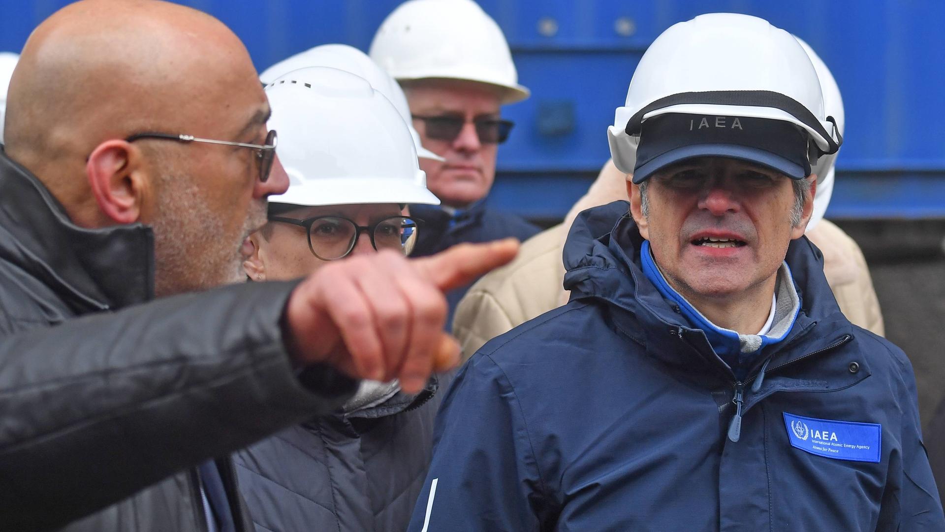 Der Chef der UN-Atomaufsicht IAEA, Rafael Grossi, ist bei dem umkämpften Kernkraftwerk Saporischschja im Südosten der Ukraine eingetroffen und spricht mit Verantwortlichen vor Ort.