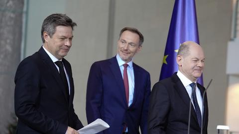 Robert Habeck (l-r, Bündnis 90/Die Grünen), Bundesminister für Wirtschaft und Klimaschutz, Christian Lindner (FDP), Bundesminister der Finanzen, und Bundeskanzler Olaf Scholz (SPD) geben ein Pressestatement zur Einigung für den Bundeshaushalt 2024 im Bundeskanzleramt.