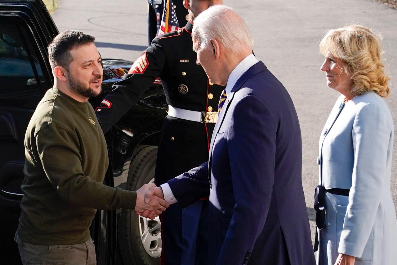 Joe Biden (M), Präsident der USA, und Jill Biden, First Lady der USA, begrüßen Wolodymyr Selenskyj (l), Präsident der Ukraine, im Weißen Haus. 