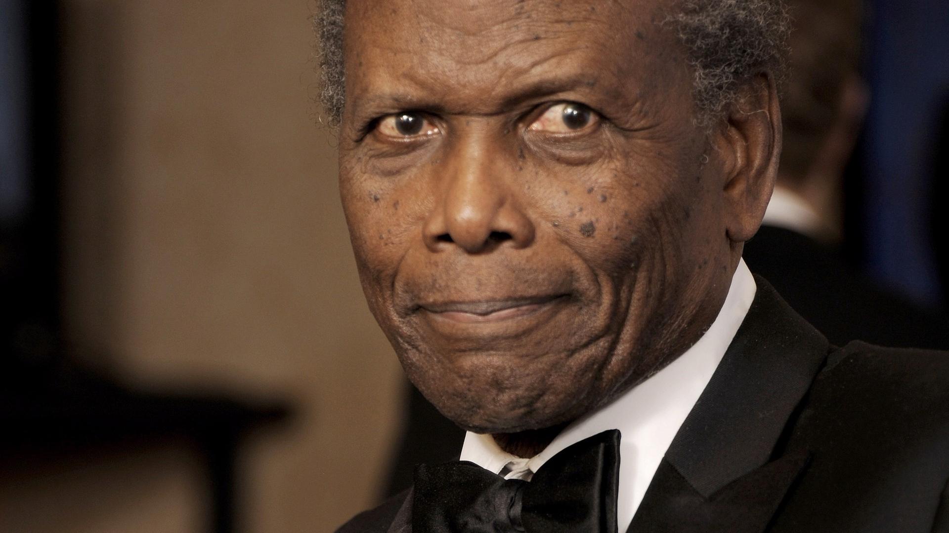 Sidney Poitier bei den Golden Globes 2012. Er trägt Frack, schwarze Fliege und ein weißes Hemd. 