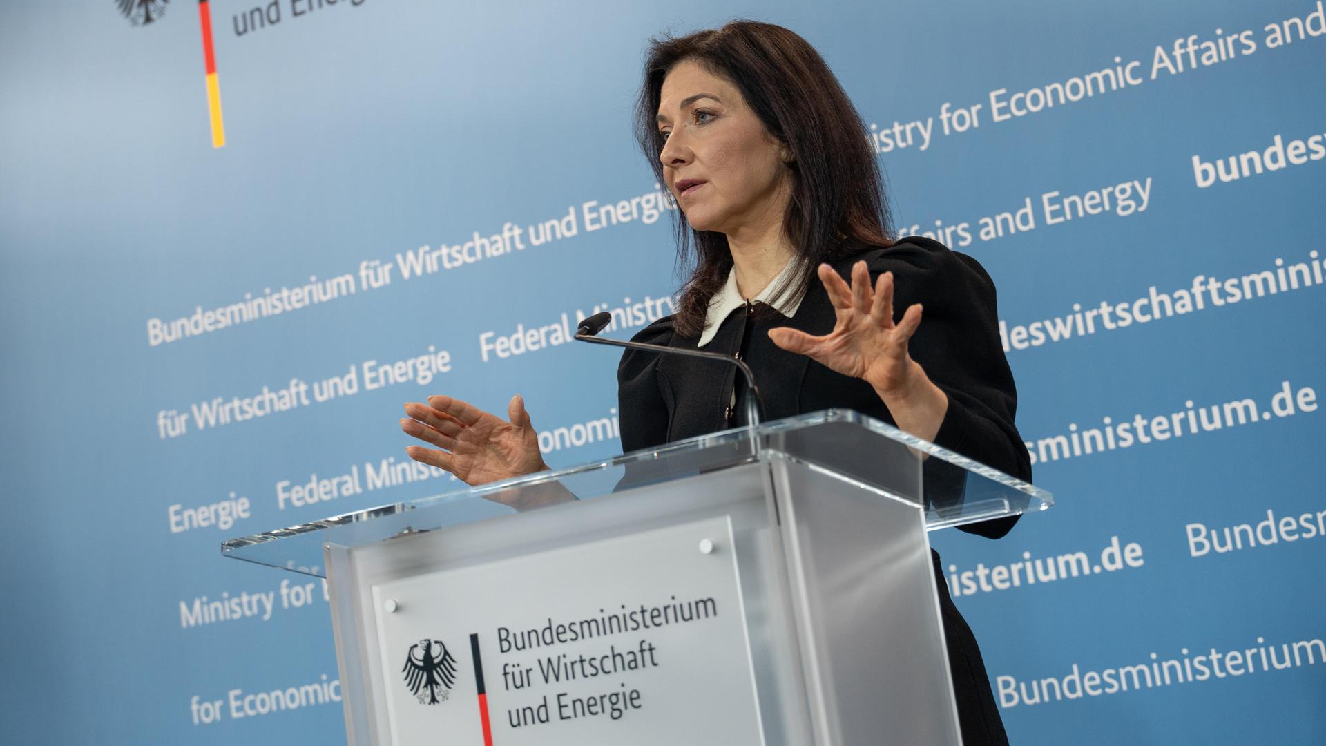 Die Bundesministerin für Wirtschaft und Energie, Katherina Reiche an einem Rednerpult vor einer blauen, weiß beschrifteten Wand Die Bundesministerin für Wirtschaft und Energie, Katherina Reiche an einem Rednerpult vor einer blauen, weiß beschrifteten Wand
