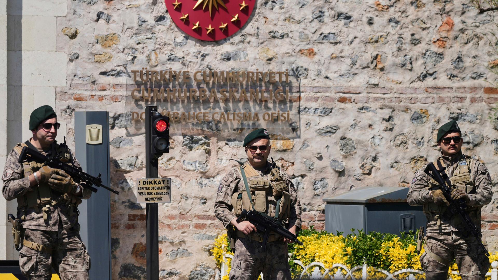Türkische Sicherheitskräfte bewachen den Dolmabahce Palast in Istanbul, in dem die Verhandlungen stattfanden.