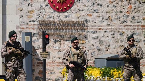Türkische Sicherheitskräfte bewachen den Dolmabahce Palast in Istanbul, in dem die Verhandlungen stattfanden.
