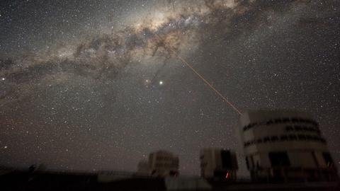 Das Leuchten der Milchstraße über dem Paranal-Observatorium in Chile – auch aus unseren Breiten ist das glimmende Band zu sehen.