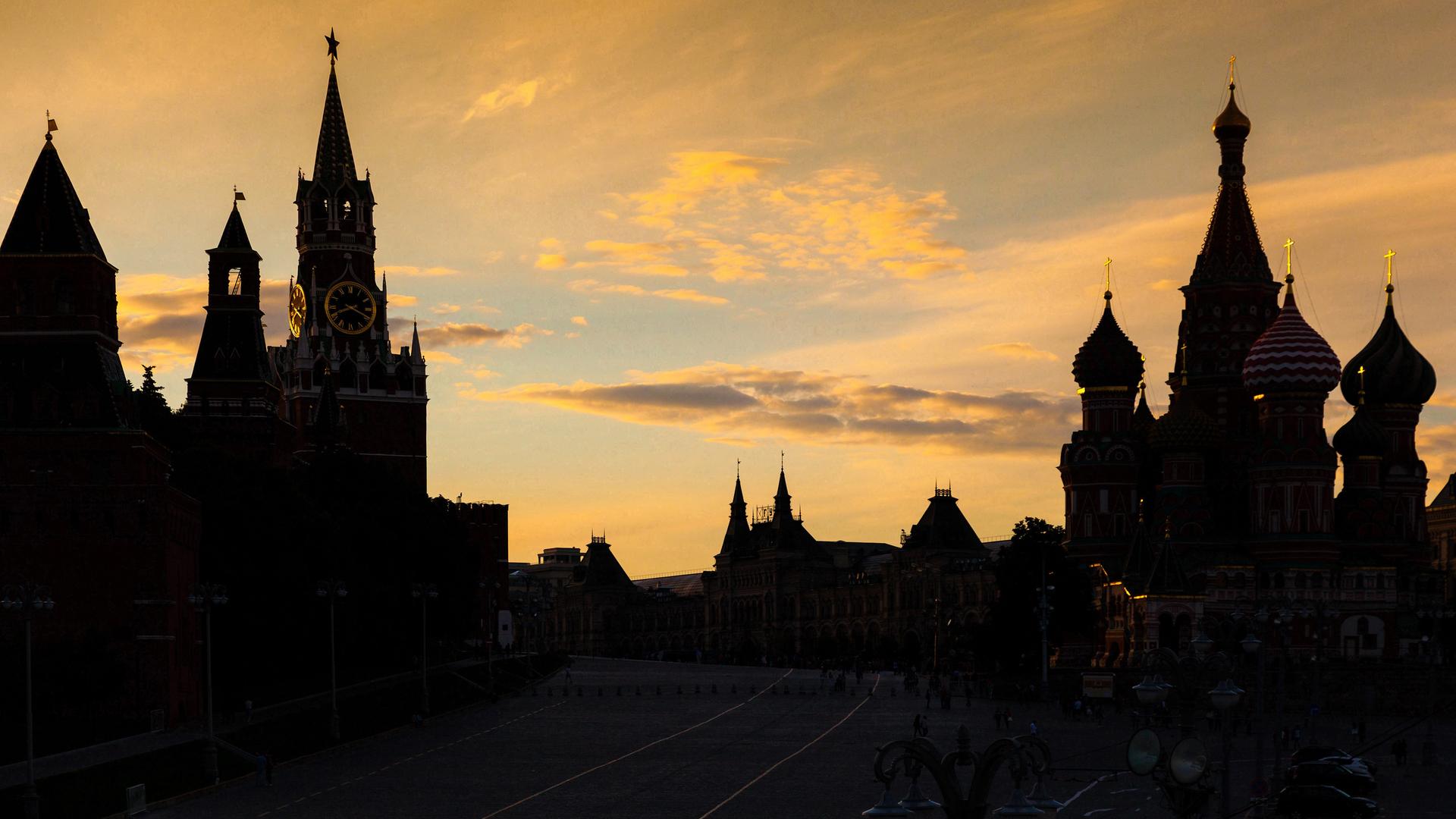 Roter Platz bei Abenddaemmerung/Sonnenuntergang in Moskau. Links der Kreml, rechts die Basilius-Kathedrale.