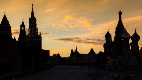 Das Bild zeigt den Roten Platz in Moskau in der Abenddämmerung.