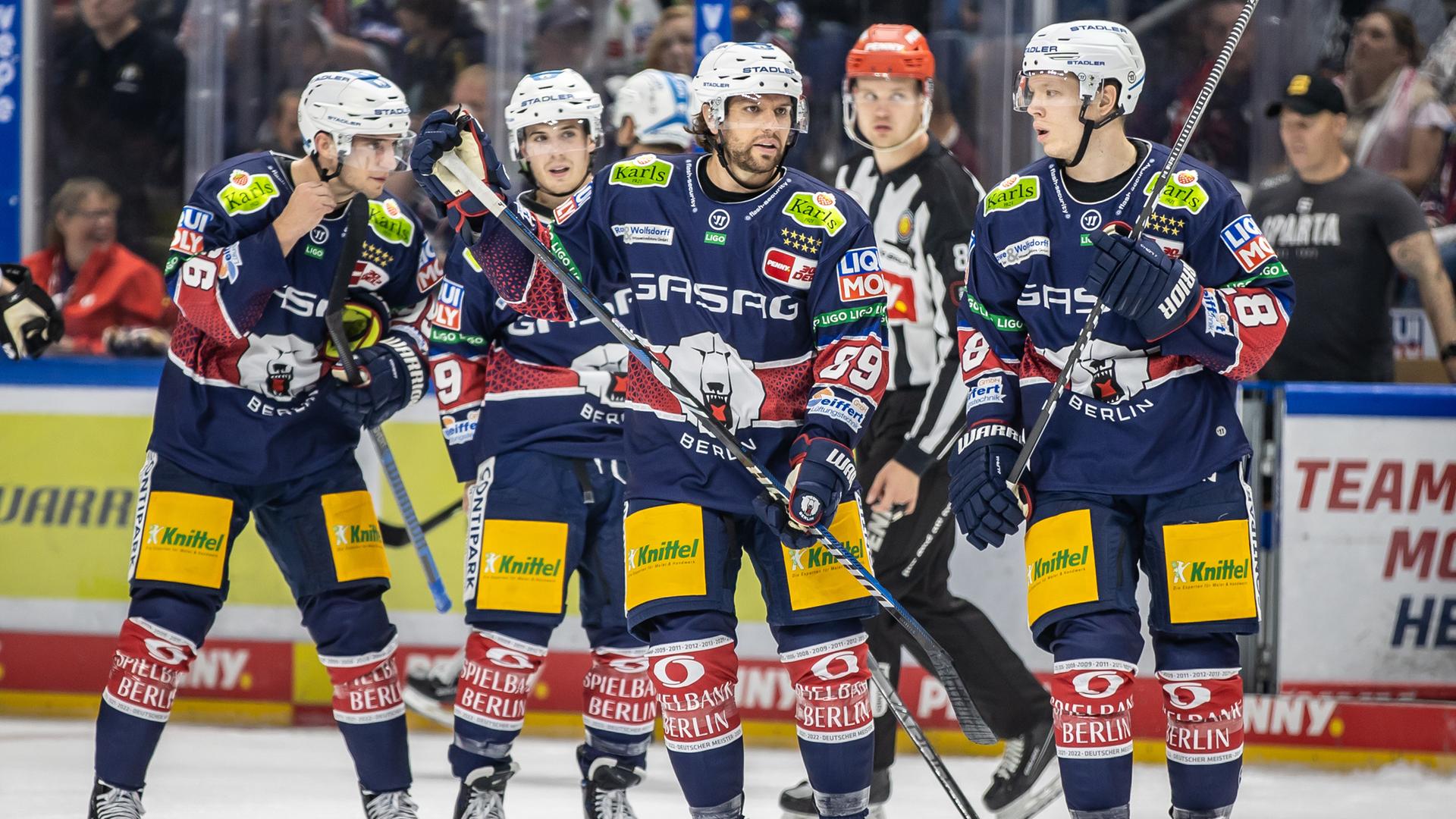 Eine Szene aus einem Testspiel, zu sehen sind die Spieler der Berliner Eisbären Frederik Tiffels, Ty Ronning, Zach Boychuk und Jonas Müller.