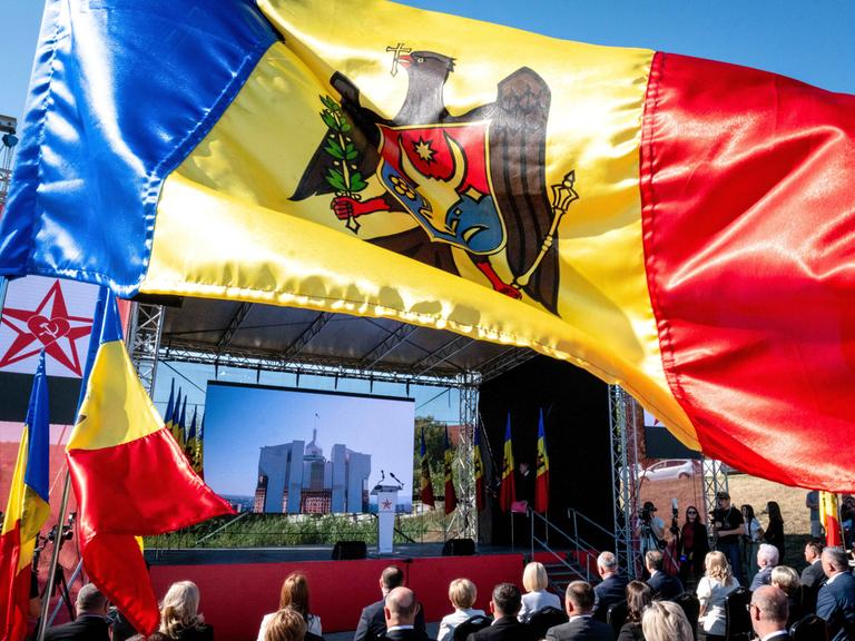 Das Bild zeigt die Nationalflagge Moldaus vor dem Hintergrund einer Wahlkampfveranstaltung. Das Bild zeigt die Nationalflagge Moldaus vor dem Hintergrund einer Wahlkampfveranstaltung.