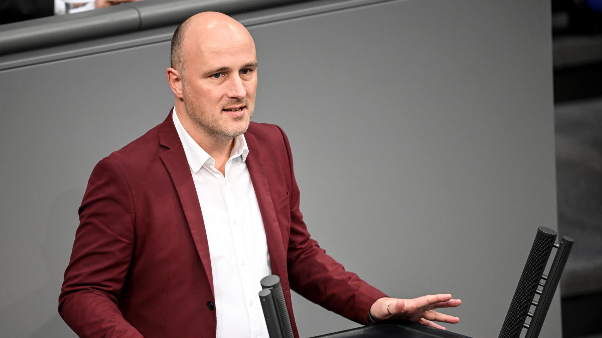 Sven Lehmann, Vorsitzender des Bundestagskuturausschusses, steht an einem Mikrofon und spricht; er trägt ein rotes Sakko und ein weißes Hemd. (Archivbild)