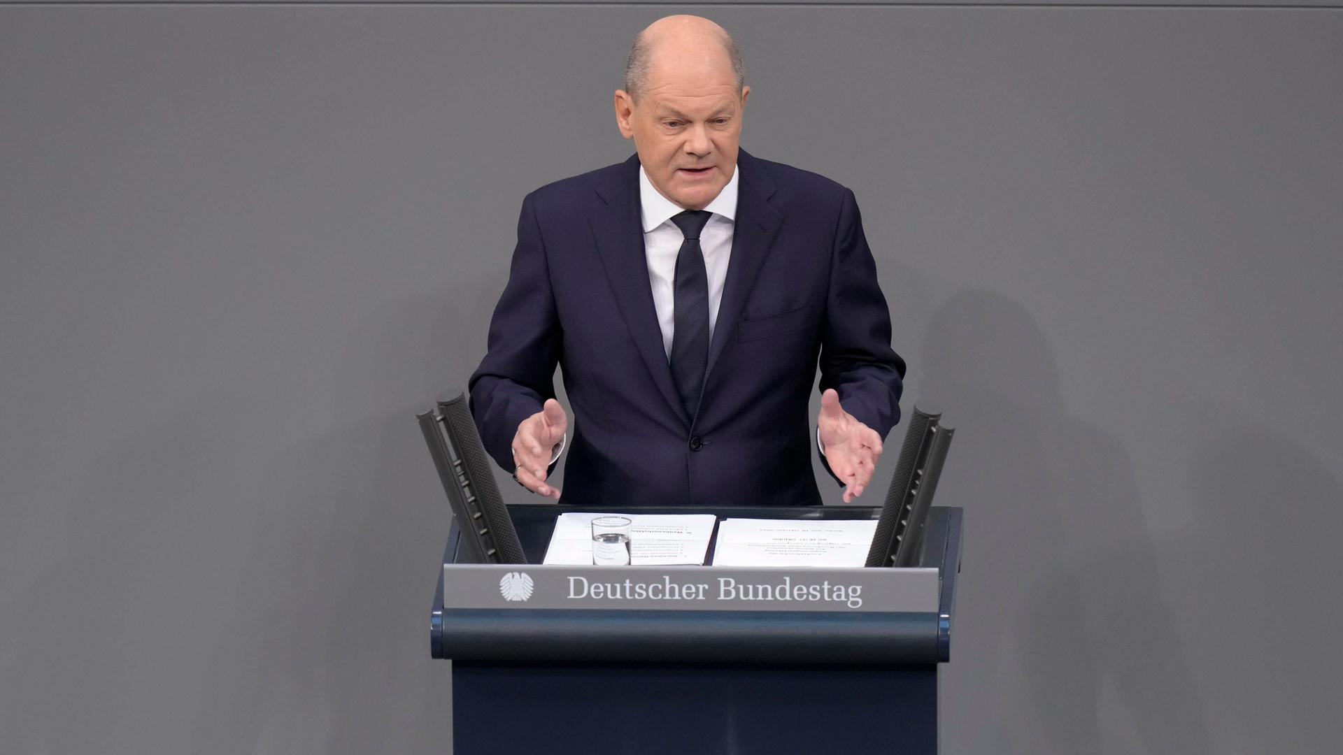 Bundeskanzler Olaf Scholz (SPD) im Portrait bei seiner Regierungserklaerung bei der 131. Sitzung des Deutschen Bundestag in Berlin, 19.10.2023.