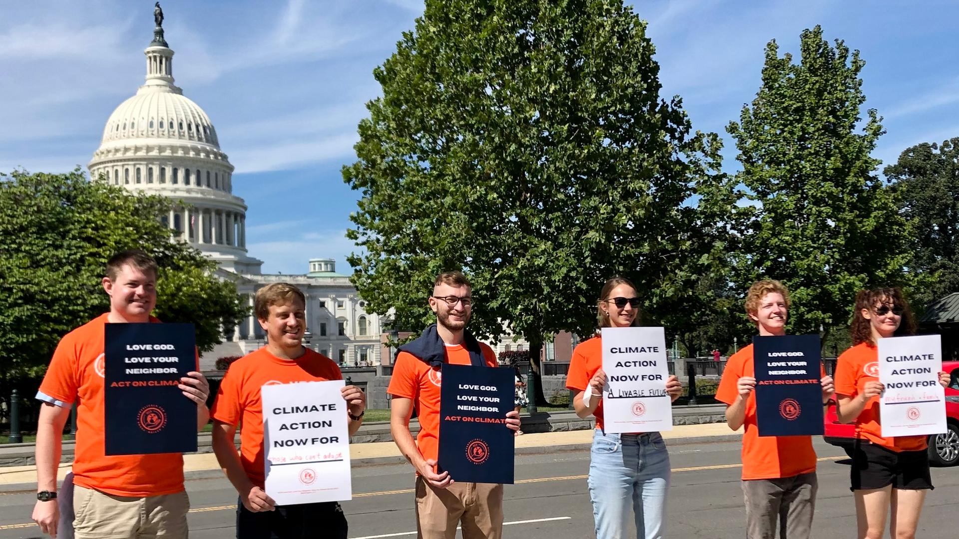 Mitglieder der “Young Evangelicals for Climate Action” bei einer Demonstration am Kapitol in Washington.