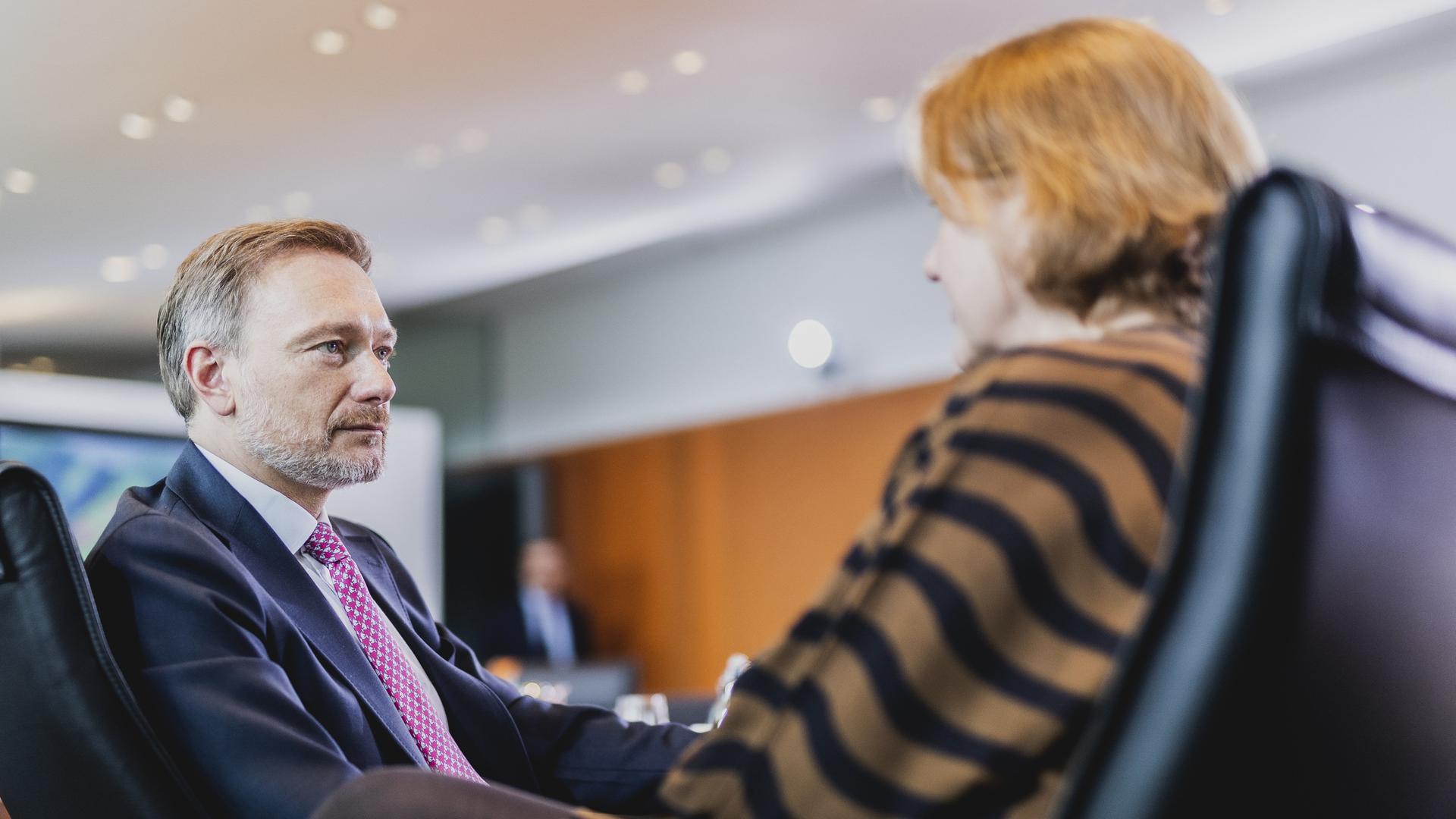 Bundesfinanzminister Christian Lindner (FDP) und Bundesfamilienministerin Lisa Paus (Buendnis 90/Die Gruenen) sitzen an einem Tisch.