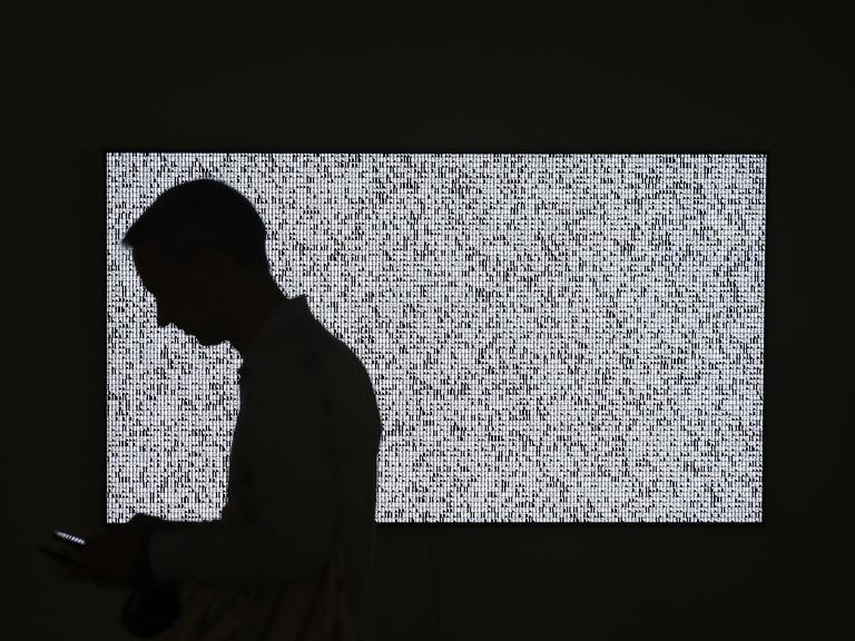 Ein Besucher läuft an einem Ausstellungstück in New York vorbei, das auf einem Bildschirm gezeigt wird. Es handelt sich um eine Ausstellung des Auktionshauses Sotheby's.
