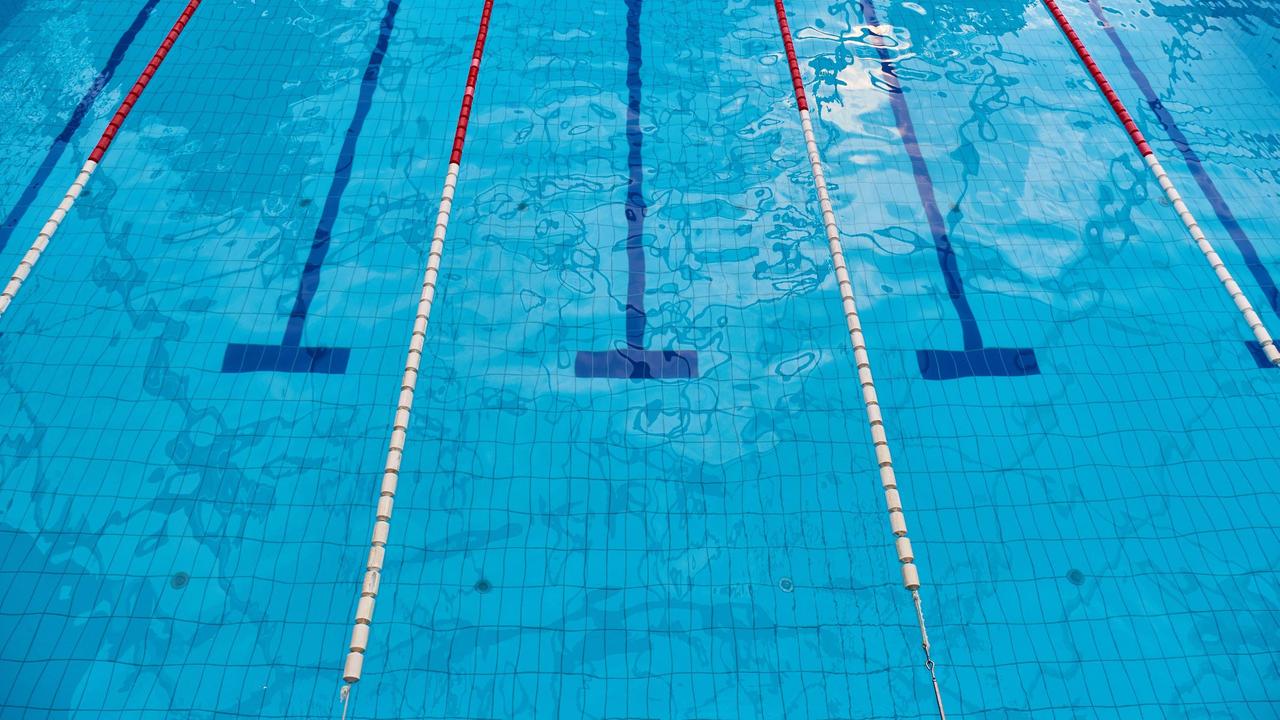 Ein Schwimmbecken wird in mehrere Bahnen eingeteilt.