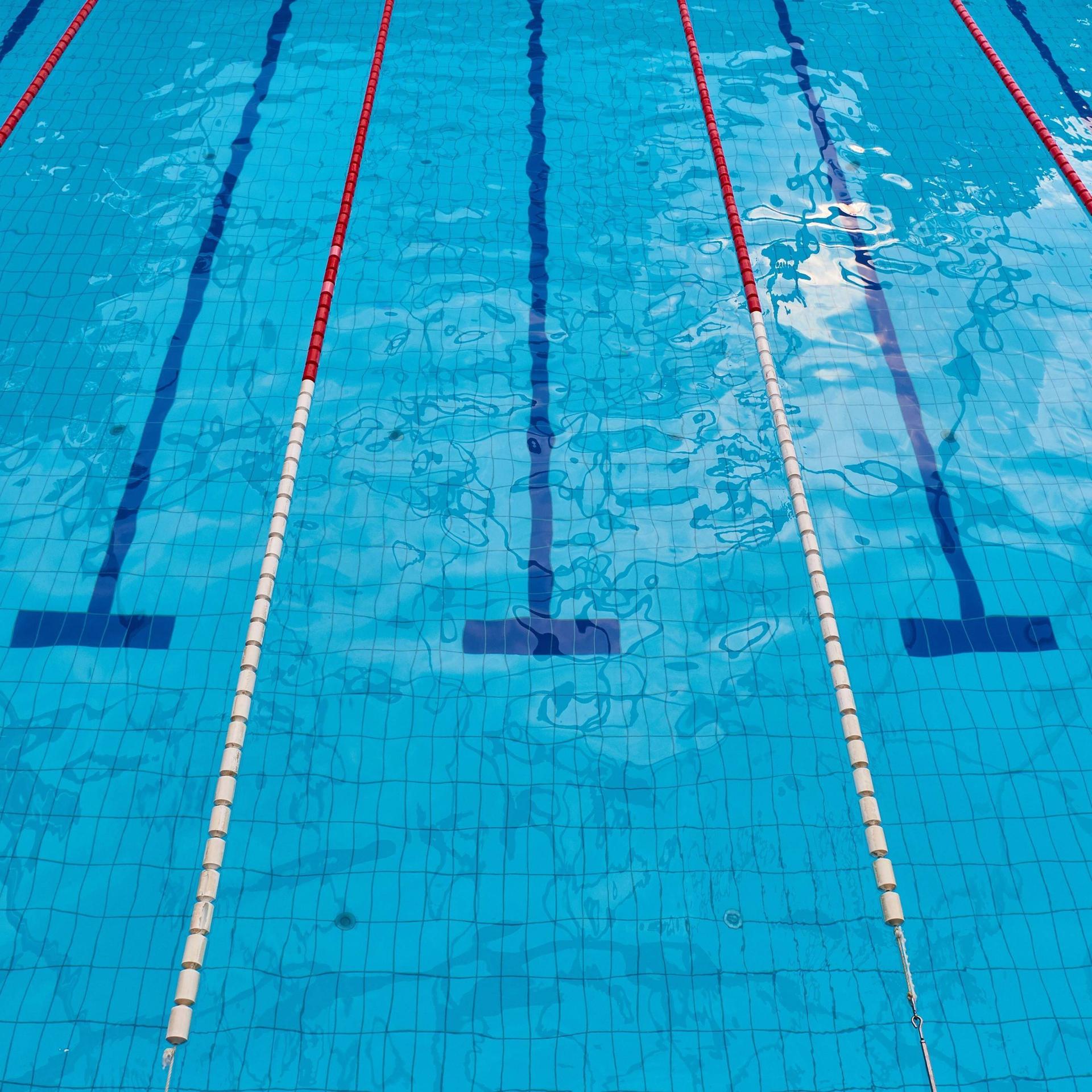 Ein Schwimmbecken wird in mehrere Bahnen eingeteilt.