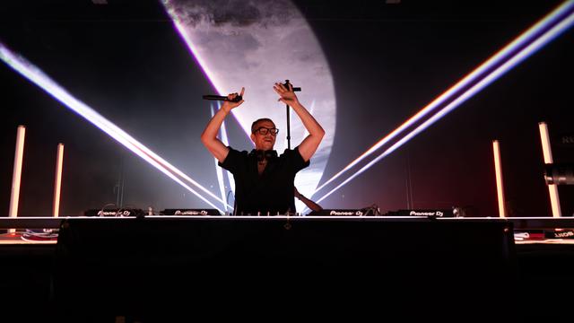 Das Foto zeigt den DJ Alle Farben alias Frans Zimmer. Er hebt die Hände in die Höhe.