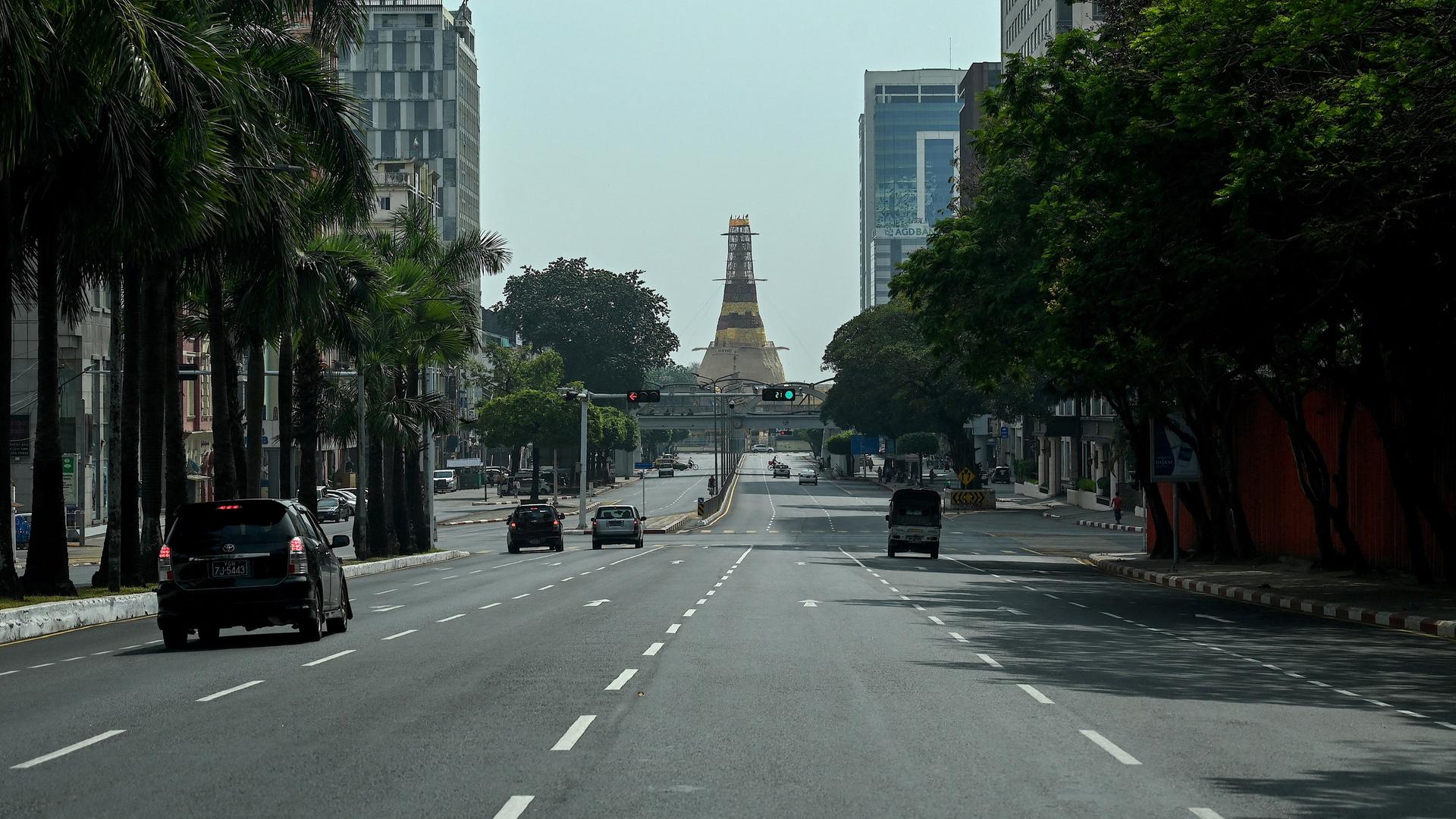 Die menschenleere Straße der Stadt Yangon in Myanmar. Die menschenleere Straße der Stadt Yangon in Myanmar.