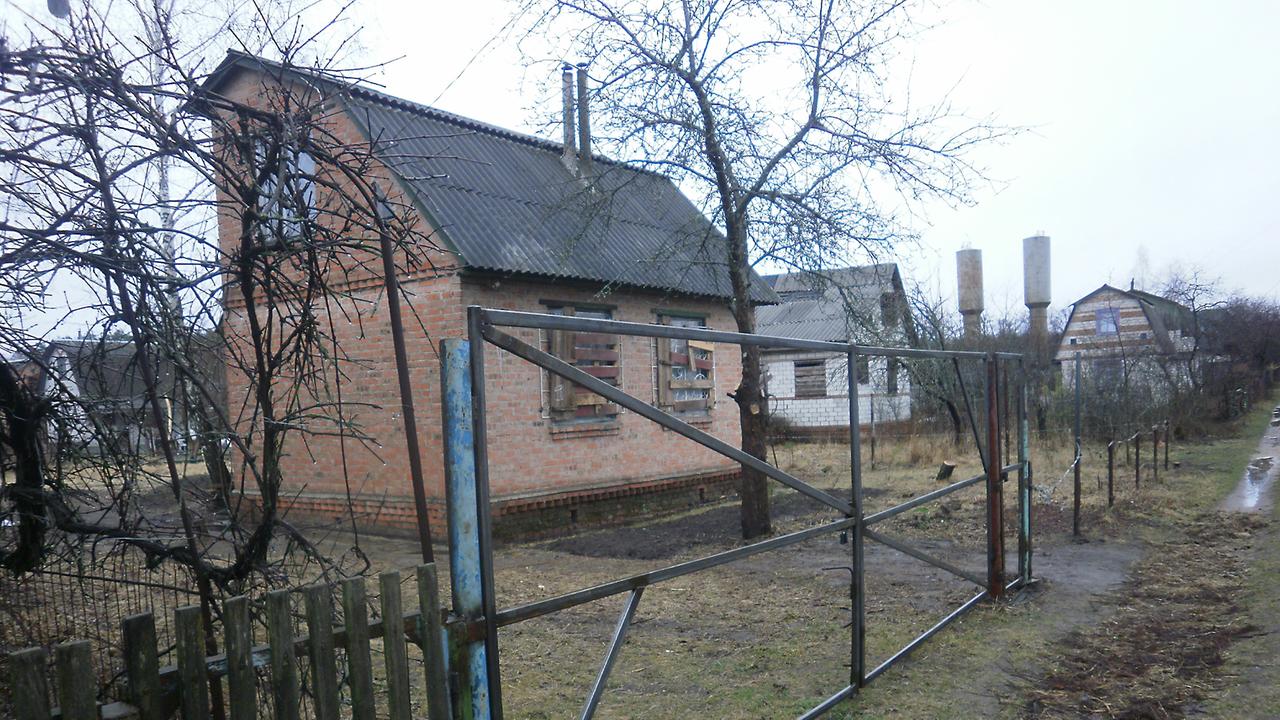 Die Datscha von Olena Lysenko, in die sie mit ihrer Familie beim Beginn der russischen Angriffe auf ihre Heimatstadt Tschernihiw geflüchtet war. Die Fenster sind zum Schutz vor Querschlägern und Splittern vernagelt. 