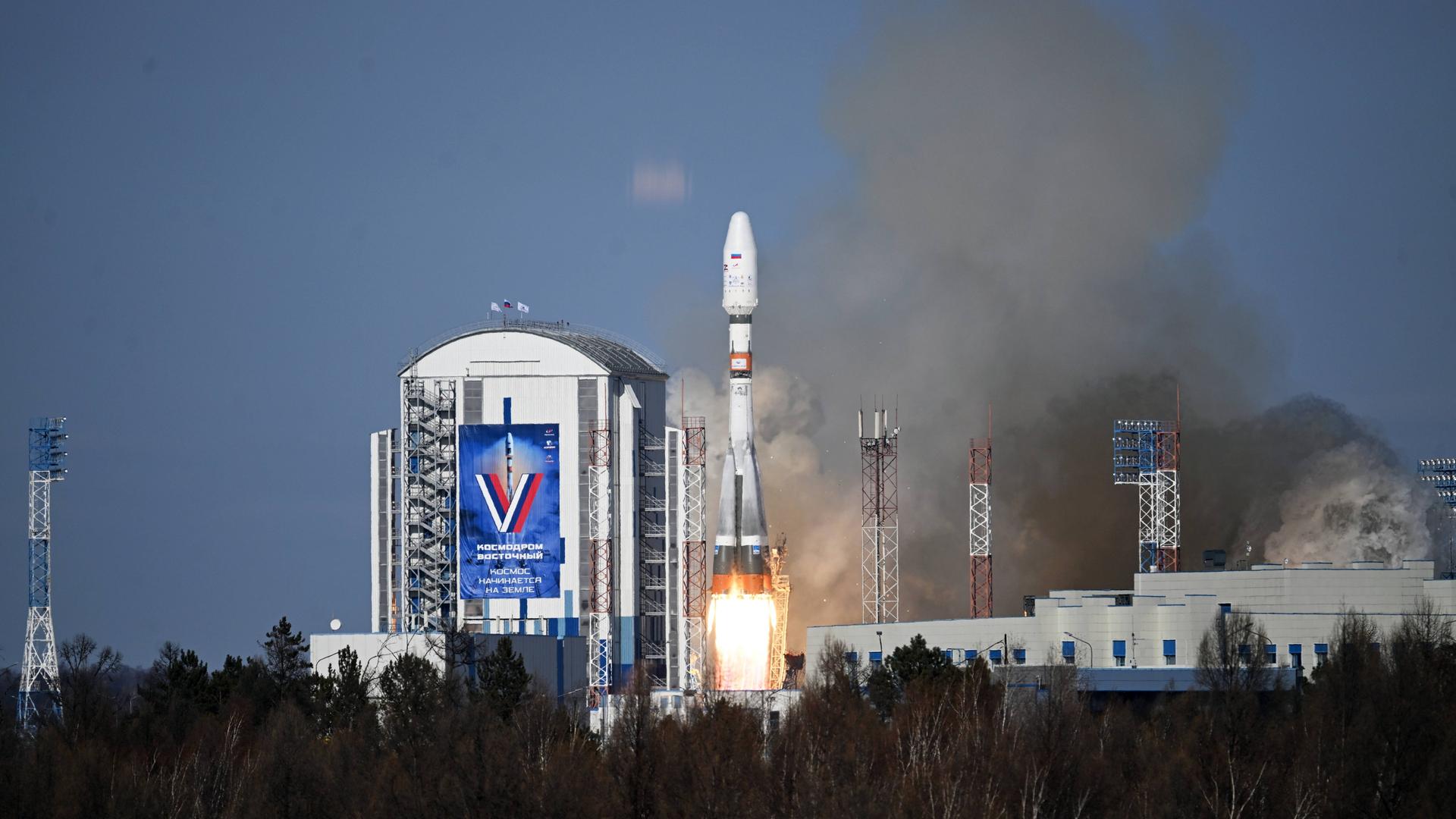 Eine iranische Rakete startet vom russischen Weltraumbahnhof Wostotschnyin ins All.