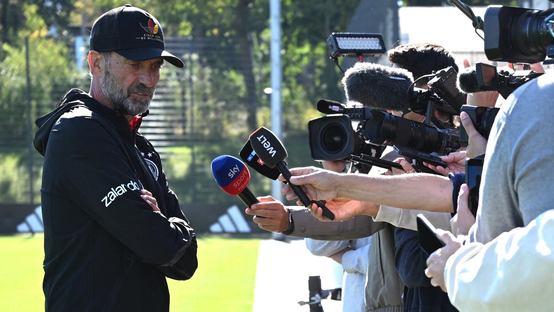Abschlusstraining vor dem ersten Nations-League-Spiel gegen die Niederlande, Bundestrainer Jürgen Klopp (Deutschland) spricht mit Journalisten während des Trainings. Abschlusstraining vor dem ersten Nations-League-Spiel gegen die Niederlande, Bundestrainer Jürgen Klopp (Deutschland) spricht mit Journalisten während des Trainings.
