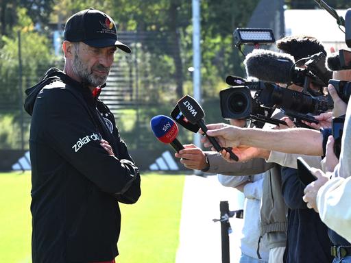 Abschlusstraining vor dem ersten Nations-League-Spiel gegen die Niederlande, Bundestrainer Jürgen Klopp (Deutschland) spricht mit Journalisten während des Trainings. Abschlusstraining vor dem ersten Nations-League-Spiel gegen die Niederlande, Bundestrainer Jürgen Klopp (Deutschland) spricht mit Journalisten während des Trainings.