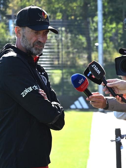 Abschlusstraining vor dem ersten Nations-League-Spiel gegen die Niederlande, Bundestrainer Jürgen Klopp (Deutschland) spricht mit Journalisten während des Trainings. Abschlusstraining vor dem ersten Nations-League-Spiel gegen die Niederlande, Bundestrainer Jürgen Klopp (Deutschland) spricht mit Journalisten während des Trainings.