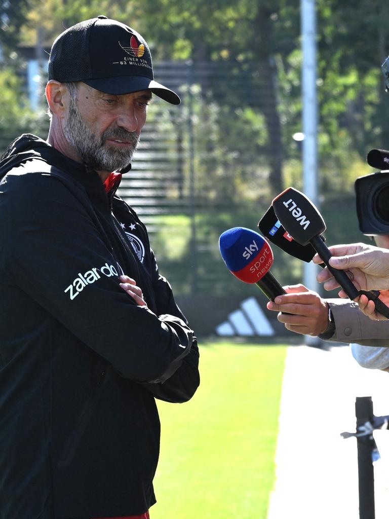 Abschlusstraining vor dem ersten Nations-League-Spiel gegen die Niederlande, Bundestrainer Jürgen Klopp (Deutschland) spricht mit Journalisten während des Trainings. Abschlusstraining vor dem ersten Nations-League-Spiel gegen die Niederlande, Bundestrainer Jürgen Klopp (Deutschland) spricht mit Journalisten während des Trainings.