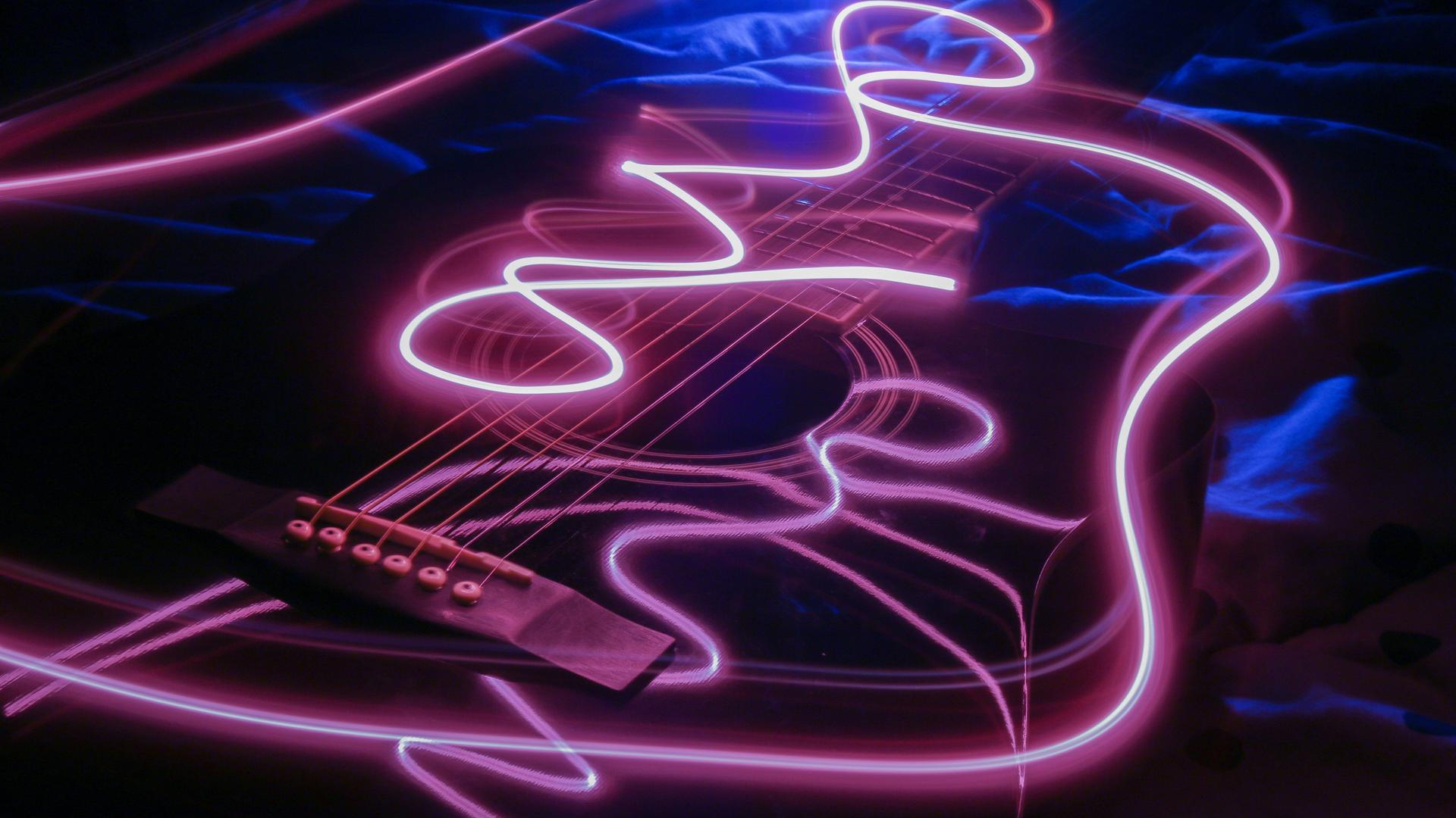 Blick auf eine Gitarre, die virtuell von lilafarbenen Lichtern durchbrochen wird.