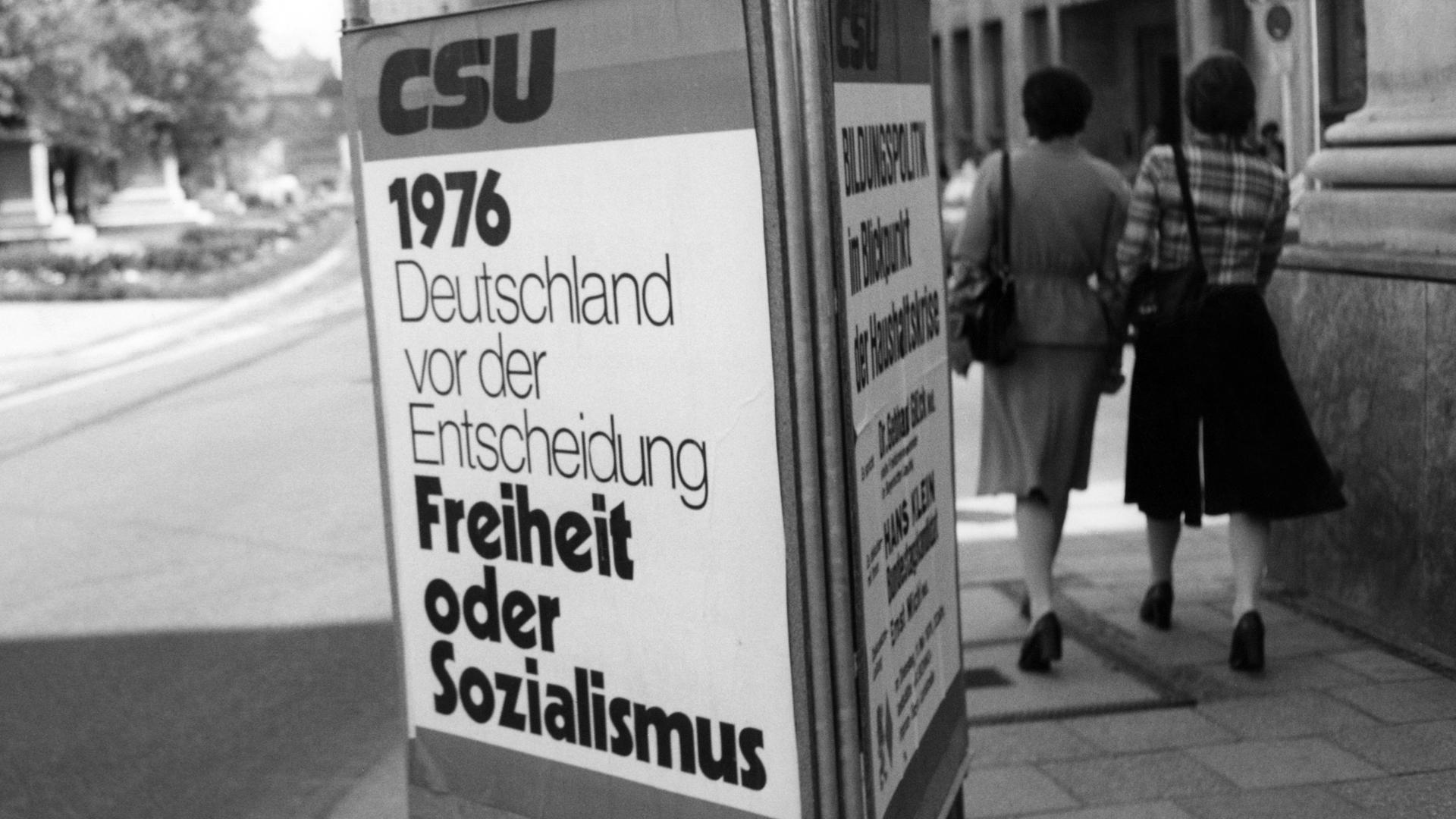 Wahlplakat zur Bundestagswahl 1976: Die CSU appelliert mit dem Spruch "Deutschland vor der Entscheidung Freiheit oder Sozialismus" an die Wähler. 