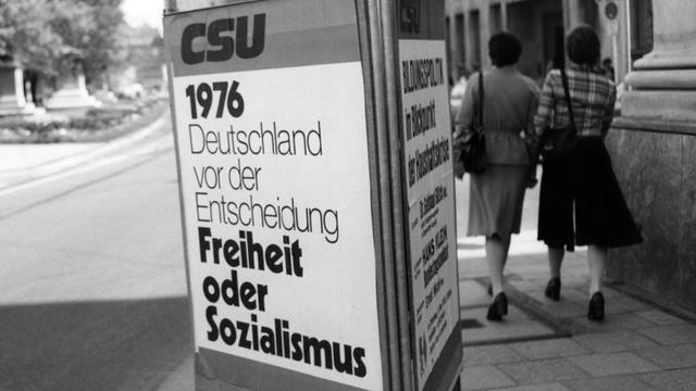 Wahlplakat zur Bundestagswahl 1976: Die CSU appelliert mit dem Spruch "Deutschland vor der Entscheidung Freiheit oder Sozialismus" an die Wähler. 