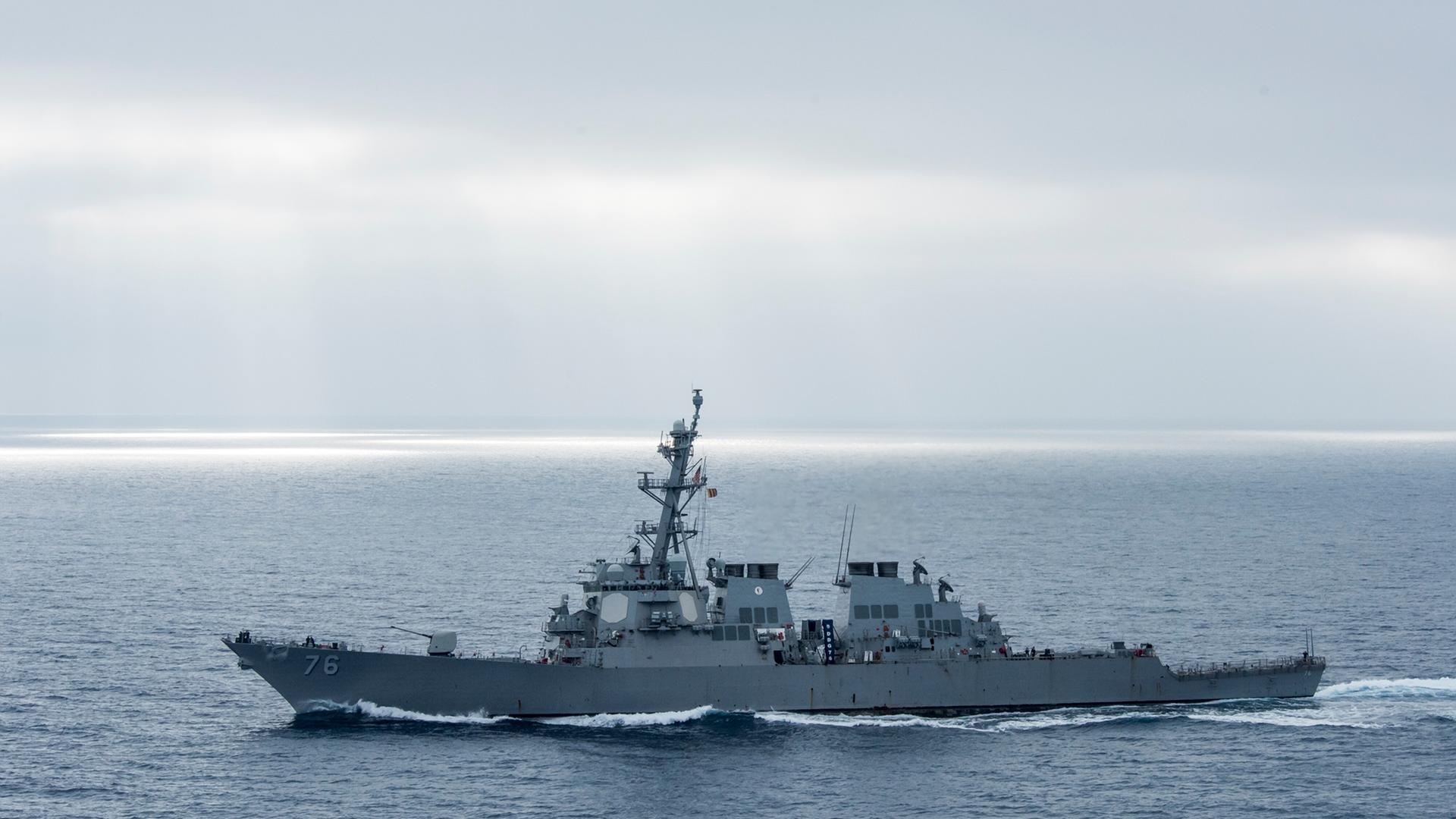 Der Zerstörer "USS Higgins" fährt im Meer. Der Zerstörer "USS Higgins" fährt im Meer.