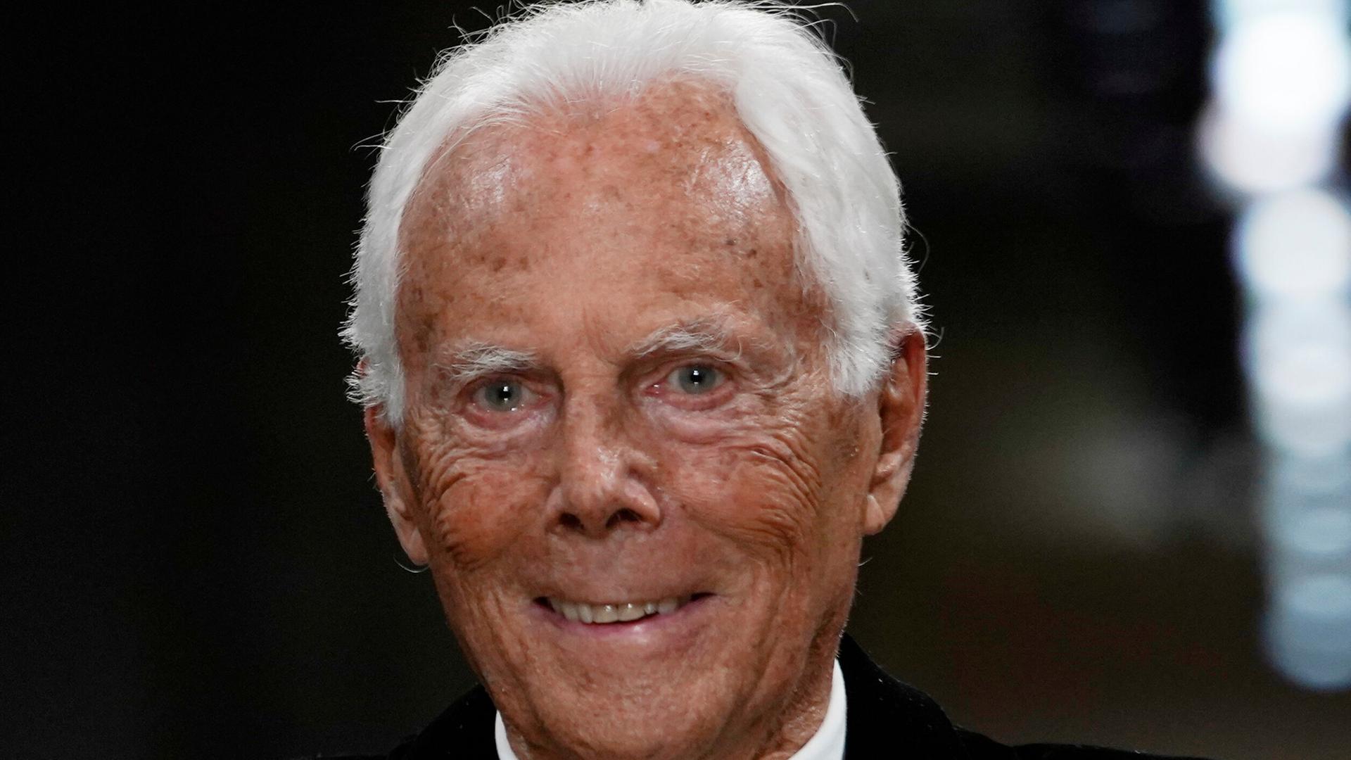 Designer Giorgio Armani tritt im Jahr 2019 nach eine Modenschau in Tokio vors Publikum. 