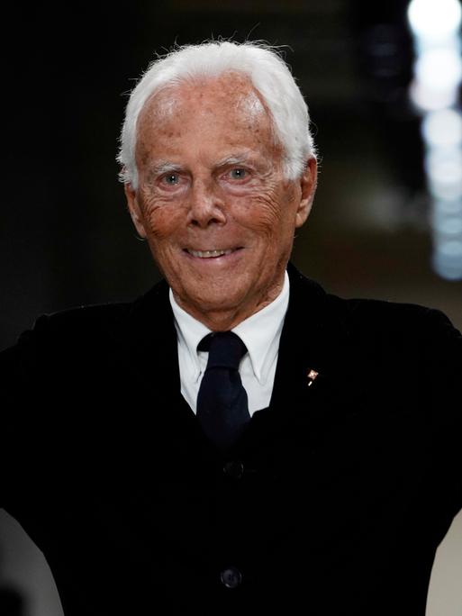 Designer Giorgio Armani tritt im Jahr 2019 nach eine Modenschau in Tokio vors Publikum. 