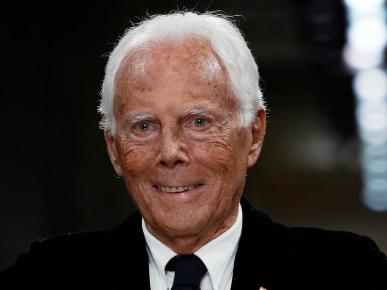 Designer Giorgio Armani tritt im Jahr 2019 nach eine Modenschau in Tokio vors Publikum. 