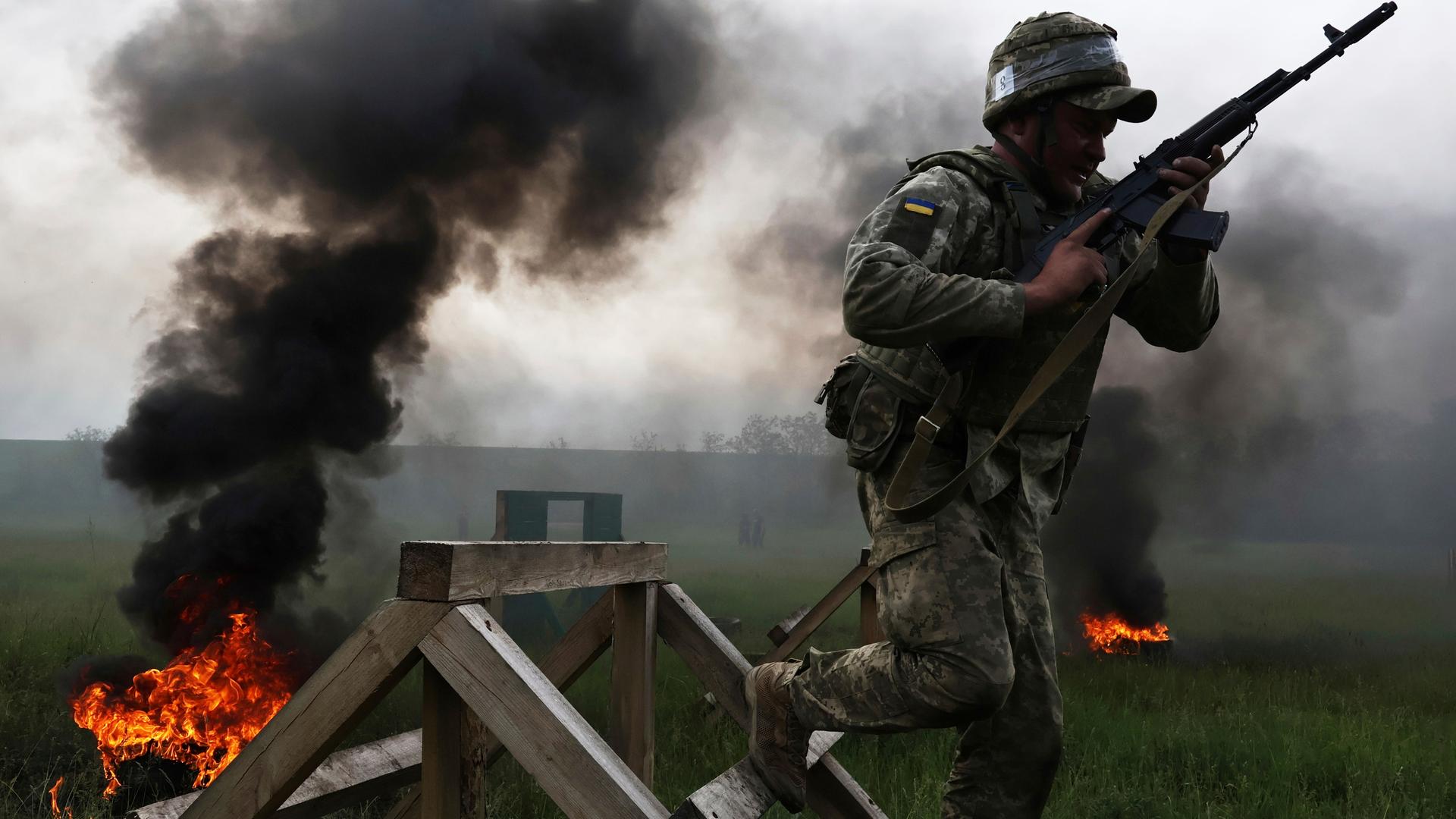 Auf diesem vom Pressedienst der 65. Mechanisierten Brigade der Ukraine zur Verfügung gestellten Bild nehmen ukrainische Soldaten an einer militärischen Ausbildung in der Region Saporischschja, Ukraine, teil. 