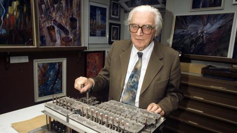 Konrad Zuse noch zu Lebzeiten 1992 in Hünfeld Hessen an einem Rechner. 