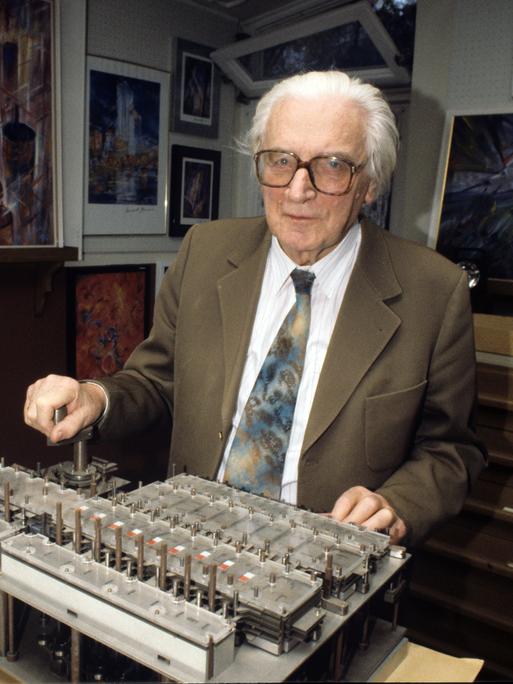 Konrad Zuse noch zu Lebzeiten 1992 in Hünfeld Hessen an einem Rechner. Konrad Zuse noch zu Lebzeiten 1992 in Hünfeld Hessen an einem Rechner.