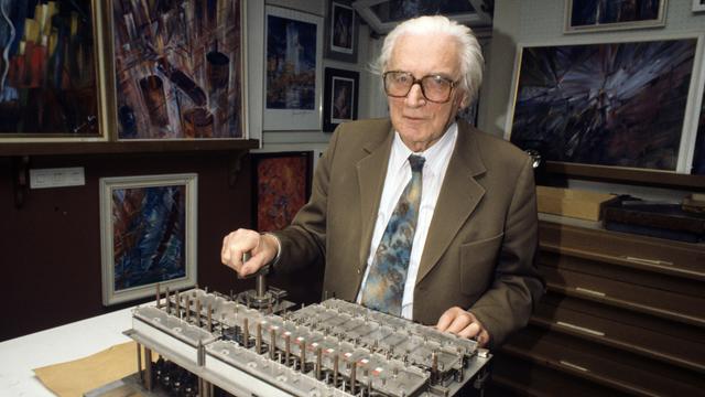 Konrad Zuse noch zu Lebzeiten 1992 in Hünfeld Hessen an einem Rechner. Konrad Zuse noch zu Lebzeiten 1992 in Hünfeld Hessen an einem Rechner.