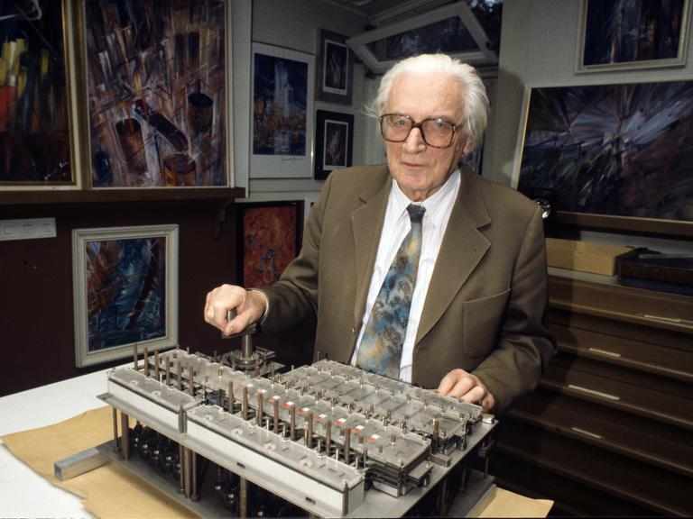 Konrad Zuse noch zu Lebzeiten 1992 in Hünfeld Hessen an einem Rechner. Konrad Zuse noch zu Lebzeiten 1992 in Hünfeld Hessen an einem Rechner.