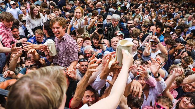 Das Foto zeigt feiernde Menschen bei der Eröffnung der Erlanger "Bergkirchweih".