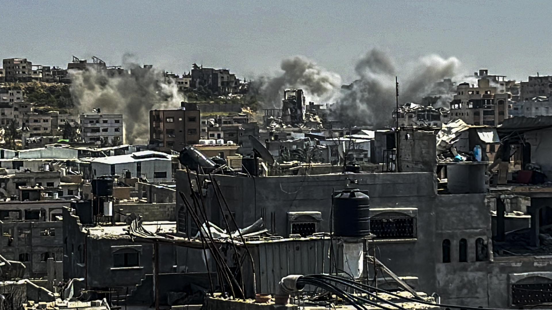 Israel bombardiert am 5. April Ziele in Jabalia in Gaza. 