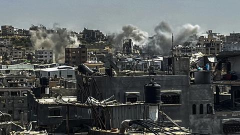 Israel bombardiert am 5. April Ziele in Jabalia in Gaza.