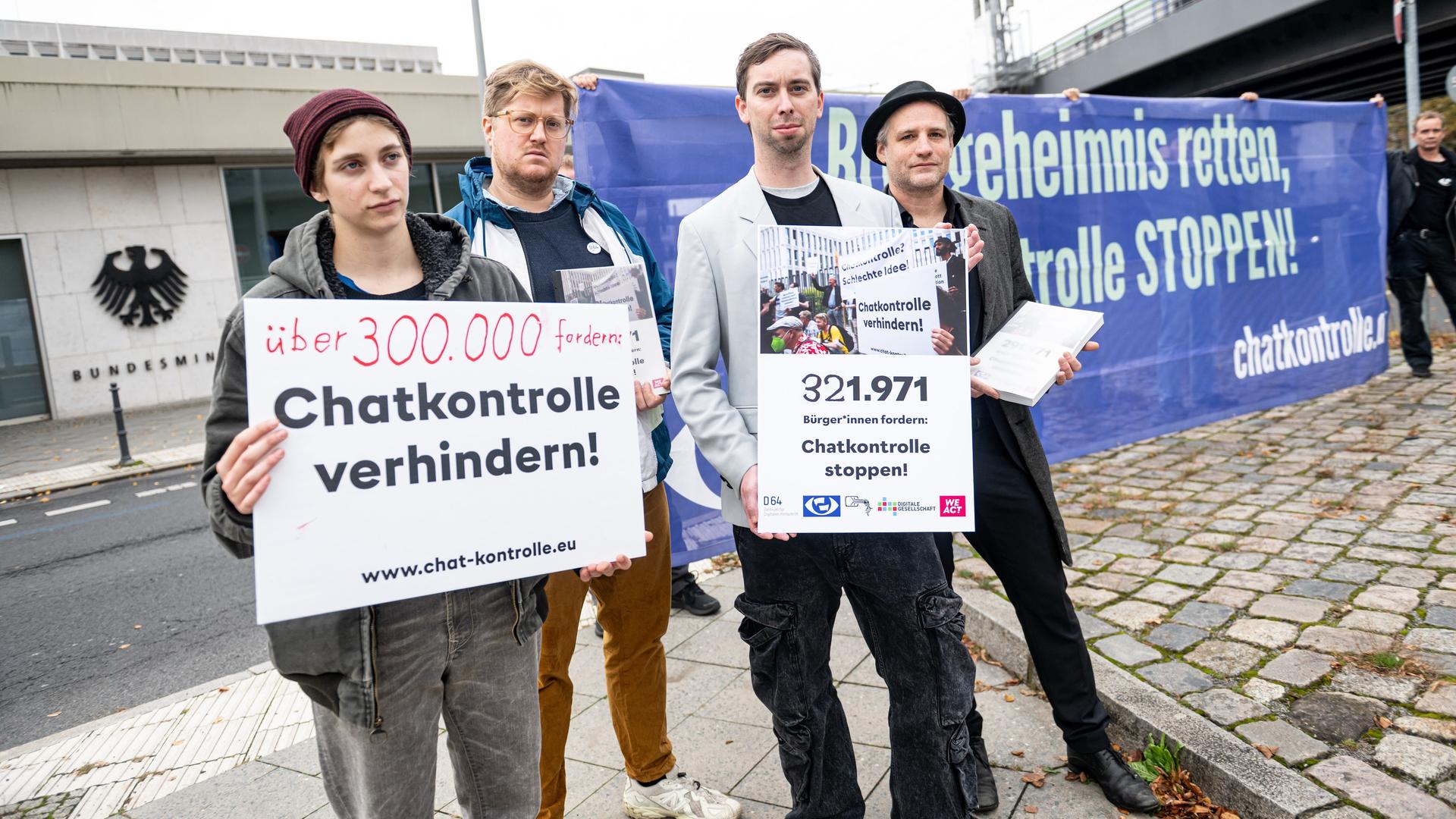 Mitglieder des Bündnis «Chatkontrolle Stoppen!» demonstrieren vor dem Bundesinnenministerium und präsentieren gesammelte Unterschriften. Sie halten Schilder vor sich. Mitglieder des Bündnis «Chatkontrolle Stoppen!» demonstrieren vor dem Bundesinnenministerium und präsentieren gesammelte Unterschriften. Sie halten Schilder vor sich.
