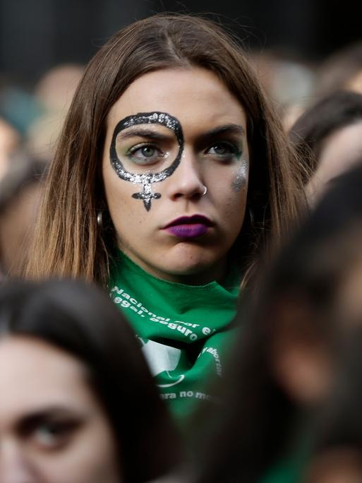 Zwei Demonstrantinnen bei einem Protest gegen das Abtreibungsgesetz in Argentinien 2018. 