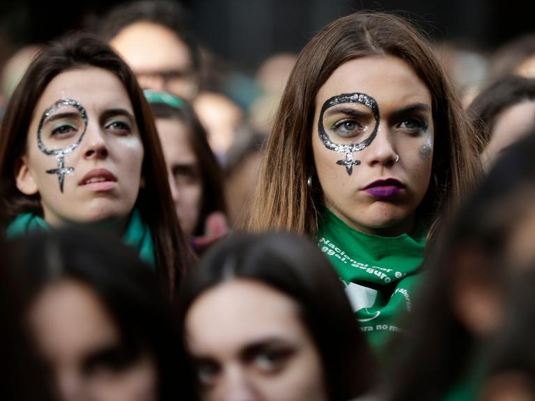 Zwei Demonstrantinnen bei einem Protest gegen das Abtreibungsgesetz in Argentinien 2018. 