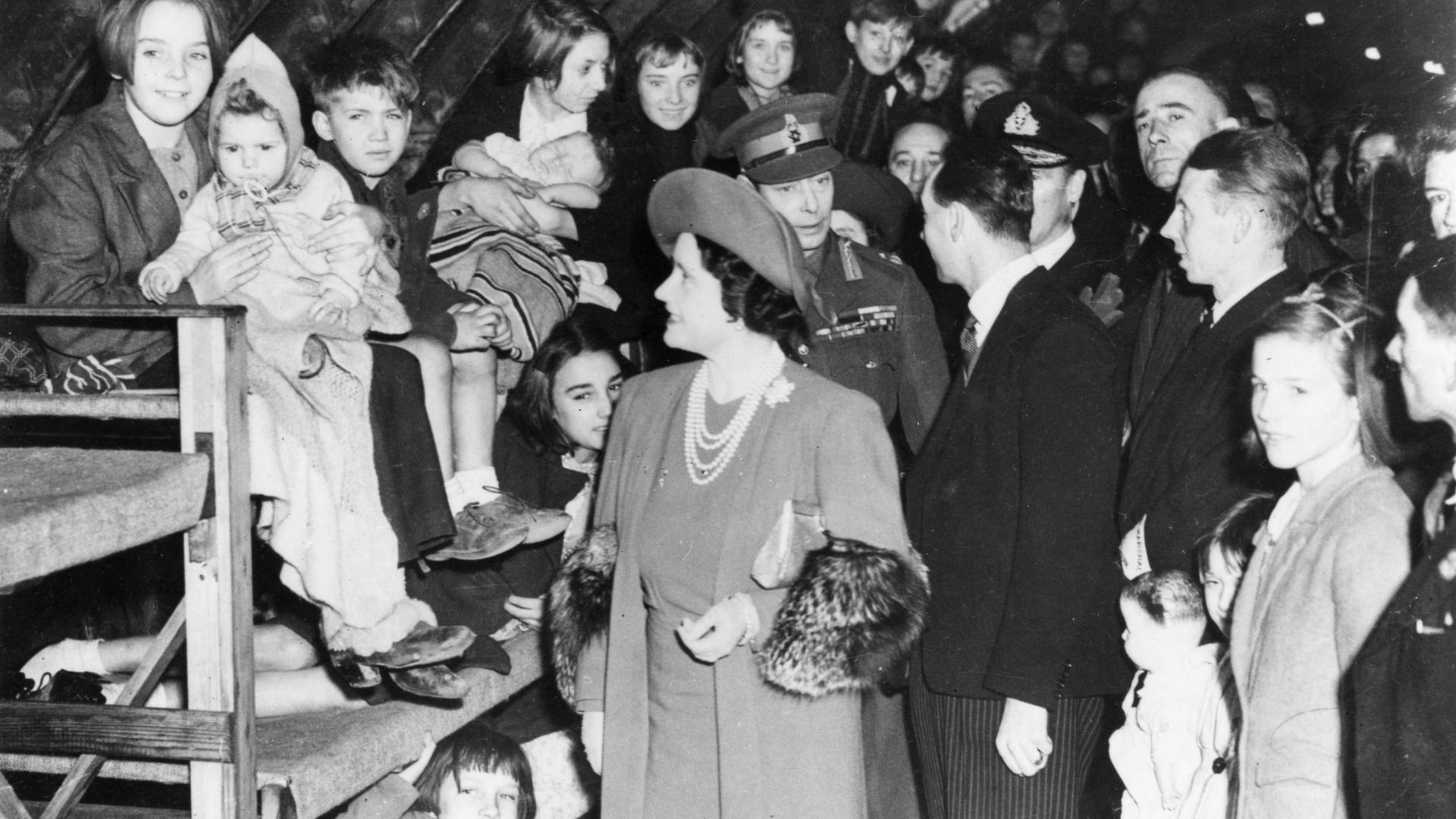 King George VI. und Queen Elizabeth besuchen 1940 in den U-Bahn-Schächten Zivilisten, die vor dem deutschen Bomberangriff auf London dort Schutz suchen. King George VI. und Queen Elizabeth besuchen 1940 in den U-Bahn-Schächten Zivilisten, die vor dem deutschen Bomberangriff auf London dort Schutz suchen.