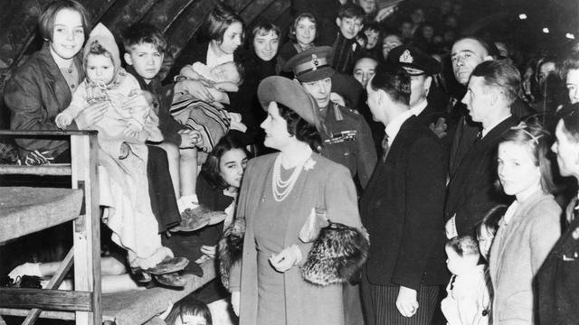 King George VI. und Queen Elizabeth besuchen 1940 in den U-Bahn-Schächten Zivilisten, die vor dem deutschen Bomberangriff auf London dort Schutz suchen.