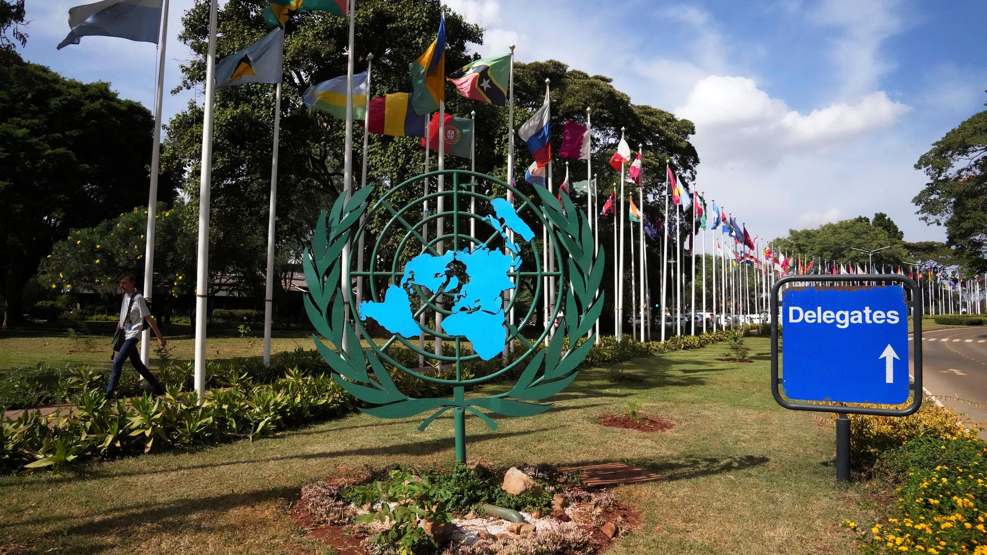 Nairobi: Eine Person geht in der Nähe von Fahnen am Hauptsitz Umweltversammlung der Vereinten Nationen. Nairobi: Eine Person geht in der Nähe von Fahnen am Hauptsitz Umweltversammlung der Vereinten Nationen.